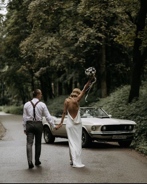 Wedding Couple Poses With Car, Wedding Photo Ideas Car, Wedding Classic Car Photo Ideas, Wedding Pictures With Old Cars, Wedding Photos Old Car, Corvette Wedding Pictures, Wedding Photos With Old Car, Engagement Photos In Car, Old School Car Wedding Photos