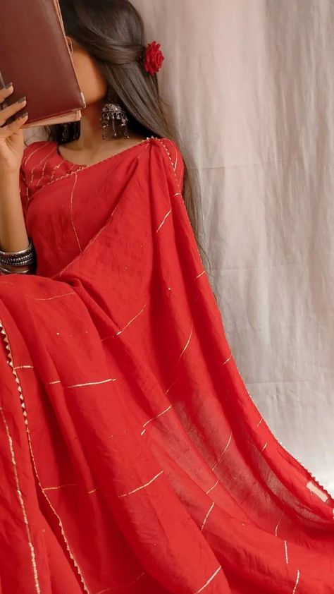 Simple Saree Designs, Saree Poses, Traditional Indian Dress, Desi Fashion Casual, Indian Photoshoot, Indian Dresses Traditional, Saree Photoshoot, Stylish Photo Pose, Glamour Dress