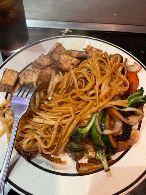 Fried Noodles Aesthetic, Hibachi Tofu, Stir Fry Aesthetic, Vegan Hibachi, Tofu Aesthetic, Fried Rice Dinner, Tofu Dinner, Veggies Pasta, Noodles Vegetables