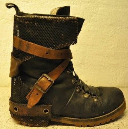 Shoes Apocalypse, Post Apocalyptic Boots, Apocalypse Boots, Apocalypse Shoes, Worn Out Shoes, Post Apocalyptic Clothing, Apocalypse Fashion, Larp Costumes, Post Apocalyptic Costume