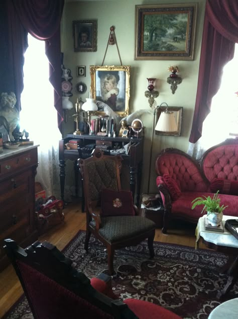 Comfy Victorian Living Room, Edwardian Room Decor, Maximalist Parlor, Victorian Aesthetic Room, Victorian Goth Apartment, Victorian Gothic Apartment, Old Room Vintage, Red Gothic Living Room, Creepy Victorian House Interior