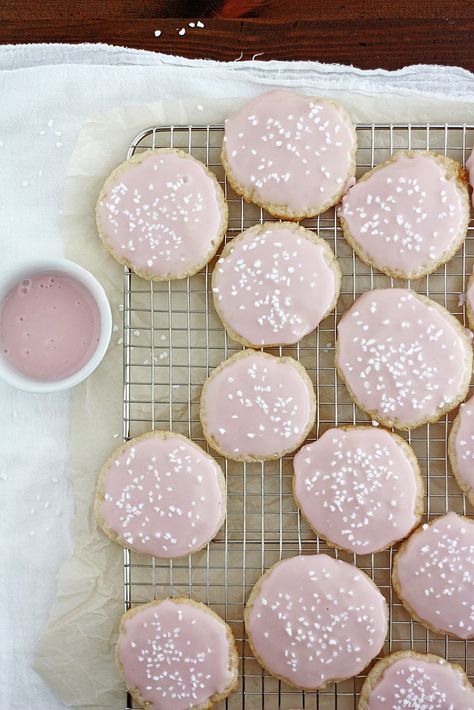 Festive, sweet sugar cookies flavored with pink sparkling wine. Champagne Cookies, New Years Eve Dessert, Cookie Flavors, Fun Cookies, How Sweet Eats, Eat Dessert, Pink Champagne, Sweets Treats, New Years Eve Party