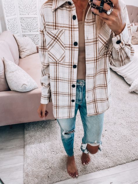 White And Brown Flannel Outfit, Cream Plaid Shirt Outfit, Target Flannel Outfits, Light Flannel Outfits, Light Brown Flannel Outfit, Women’s Flannel Shirt Outfit, Beige Flannel Outfits, Blue Flannel Outfit Women, Womens Flannel Outfit