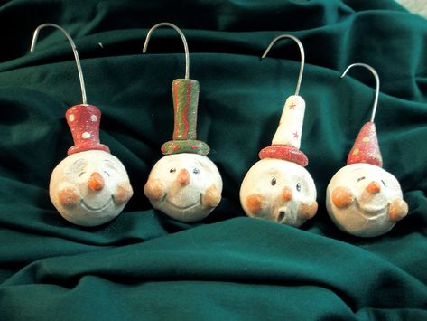 Paper Clay Christmas, Christmas Ornaments Paper, Clay Christmas Ornaments, Folk Art Ornament, Paper Clay Art, Paper Mache Clay, Bazaar Crafts, Clay Christmas, Paper Mache Art