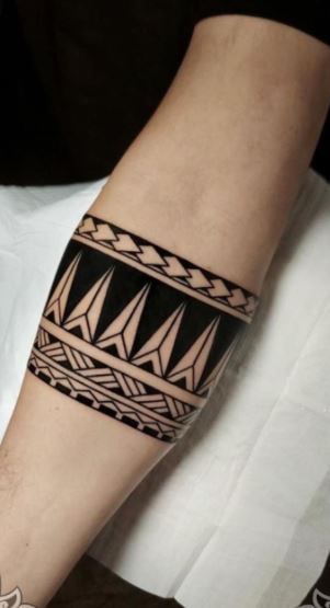 <<Check out more Samoan tattoos #tattoomenow #tattooideas #tattoodesigns #tattoos #samoan #tribal #polynesian Tattoo Design For Arm For Men, လက်ပက် Tattoo, Polynesian Tattoo Designs Arm, ကနုတ် Tattoo, Samoan Tattoo Men, Polynesian Tattoo Designs Forearm, မာယာ Tattoo Photos, Armband Tattoo Design Patterns, Polynesian Tattoo Designs Men