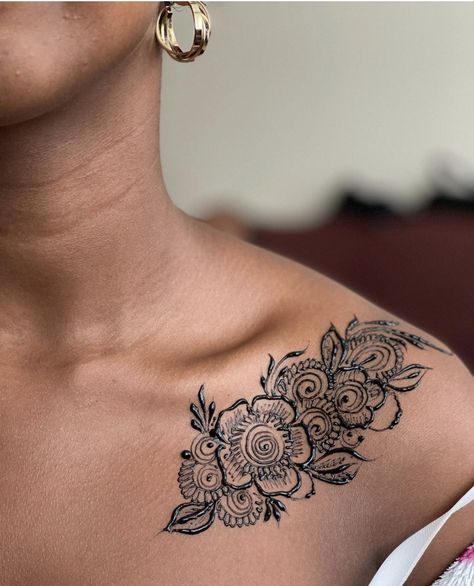 Henna Designs For Shoulder, Henna Tattoo On Shoulder, Henna Chest Design, Shoulder Henna Designs, Henna Shoulder Tattoo, Henna Designs Chest, Henna Chest Tattoo, Henna Tattoo Designs Chest, Henna On Chest