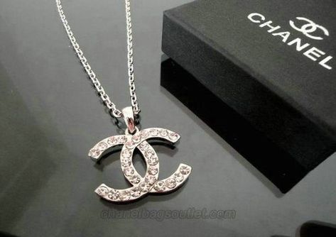 Chanel Logo Necklace, Coco Chanel Necklace, Famous Jewelry Designers, Necklace Chanel, Logo Necklace, Mode Chanel, Chanel Necklace, Designer Necklace, Chanel Logo