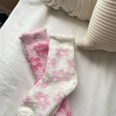 Frosty Puff Strawberry Shortcake, Fuzzy Socks Aesthetic, Fuzzy Pjs, Pink Fuzzy Socks, Aesthetic Socks, Socks Aesthetic, Grunge Accessories, Fluffy Socks, Blogger Outfits