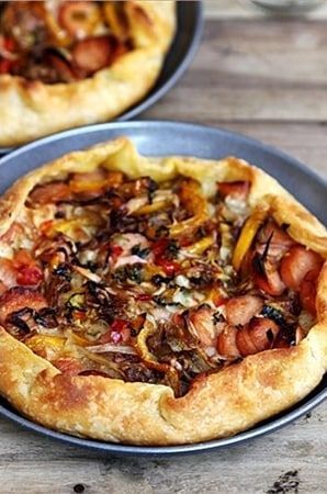 23 Mouthwatering Ways to Make Galettes Chicken Galette, Gallete Recipe, Galette Recipe Savory, Savory Galette, Galette Recipes, Smoked Chicken Recipes, Crostata Recipe, Garlic Pesto, Styling Food Photography