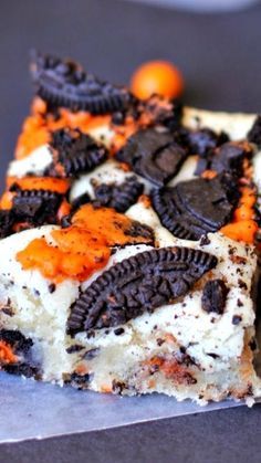 Halloween Oreo Cake, Food For Party, Snack Halloween, Baking Halloween, Cake Bars Recipe, Halloween Oreos, Recetas Halloween, Dulces Halloween, Halloween Memes