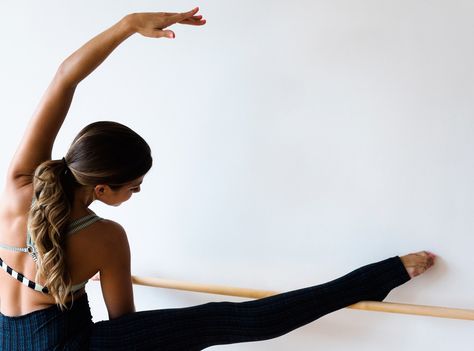 Why Those Micro-Movements in Barre and Pilates Classes Burn Like Hell Barre Body, Weekly Workout Routines, Lagree Fitness, Pilates Poses, Pilates Classes, Belly Dancing Classes, Barre Classes, Psoas Muscle, Yoga Barre