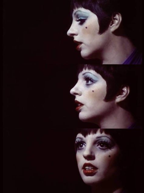 Liza Minnelli Hair, Sally Bowles Makeup, Liza Minnelli Cabaret Makeup, Sally Bowles Aesthetic, Cabaret Liza Minelli, Liza Minelli 70s, Cabaret Tattoo, Liza Minnelli Cabaret, Cabaret Movie