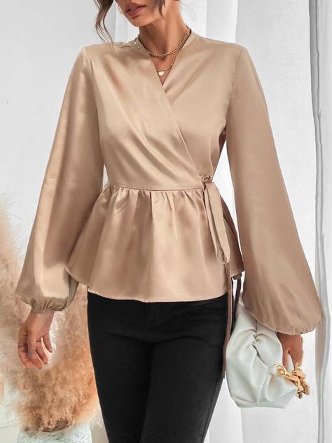 Simple Soiree Blouses Hijab, Soiree Blouses, Satin Top Outfit, Satin Blouse Outfit, Satin Outfit, Blouse Casual Fashion, Soiree Dress, Mode Chanel, Women Blouses Fashion