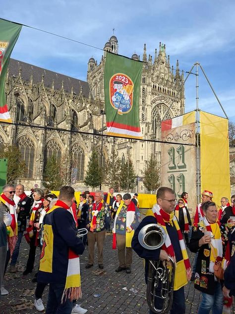 Ons gaan op 'n virtuele reis om die wêreld! Hier besoek ons die Den Bosch Carnaval, in Nederland saam met Frans Verwoerd. Den Bosch, Academic Dress, Vision Board