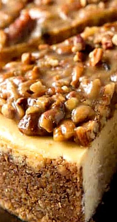 Pecan Pie Topping, Pecan Cheesecake Topping, Praline Cheesecake Recipes, Maple Pecan Cheesecake, Pecan Praline Cheesecake, Pecan Cheesecake Pie, Bourbon Pecan Cheesecake, Peacon Pie Cheesecake Bars, Pecan Pie Cheesecake Topping