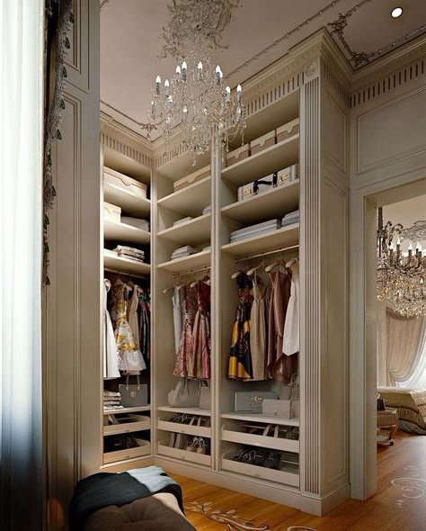 Classic Dressing Room, Dream Dressing Room, Old Money House, Organized Closet, Korat, Dressing Rooms, Pool Design, Dressing Room Design, Dream Apartment