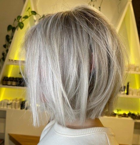 Blunt Messy White Blonde Bob Styling Short Bob Hairstyles, Bob Haircut 2024 Trends, Shoulder Length Blonde Hair With Layers, Blond Bob Hairstyles, Messy Bob With Bangs, Short Blonde Hair Bobs, Messy Short Bob, Platinum Blonde Short Hair, Medium Blonde Bob