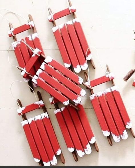 Cute Christmas Decor Diy, Chrismas Diy, Christmas Clothespins, December Crafts, Diy Christmas Village, Popsicle Crafts, Diy Christmas Ornaments Easy, Christmas Arts And Crafts, Lollipop Sticks