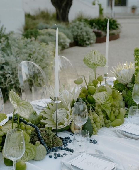 Greenery Wedding Tables, Italy Wedding Table, Green Floral Arrangements, Graphic Instagram, Green Table Settings, Green Wedding Theme, Green Tablescape, Green Candles, Green On Green