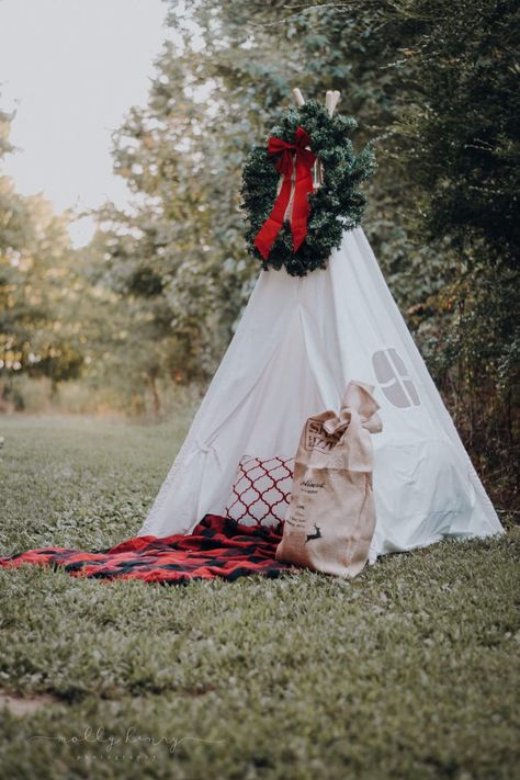 Teepee Christmas Tree, Christmas Mini Sessions Outdoor, Christmas Photoshoot Kids, Outdoor Christmas Photos, Outdoor Teepee, Christmas Mini Shoot, Diy Christmas Photo, Photo Backdrop Christmas, Mini Photo Sessions