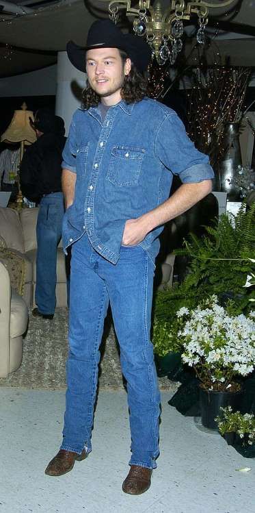 Sporting a Canadian Tuxedo - Getty Canadian Tuxedo Mens, Denim And Diamonds Party Outfit, Country Music Festival Outfits, Out In The Country, Party Outfit Men, Grammy Party, Best Country Singers, Monochromatic Fashion, Canadian Tuxedo