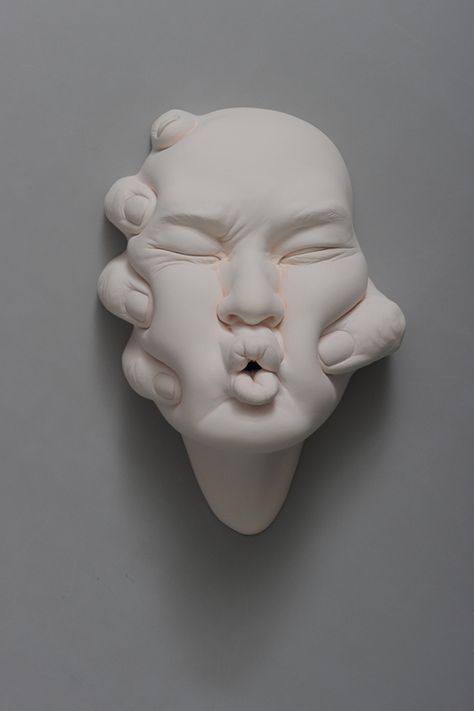 Johnson Tsang‘s completely contorted facial sculptures are so absurd they’re lovely. Hands play a major role in his Open... Johnson Tsang, Ceramic Face, Modern Canvas Painting, Statue Decor, Photographie Portrait Inspiration, Keramik Design, Porcelain Art, A Level Art, Modern Sculpture