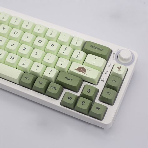 Green aesthetic keycaps for your setup. Cute keycaps for your custom keyboard or for your current keyboard. Perfect to upgrade your setup. Cream Keyboard, Asian Packaging, Keyboard Aesthetic, Fancy Keyboard, Profile Cute, Custom Keyboards, 60% Keyboard, French Wall Art, Keycap Set