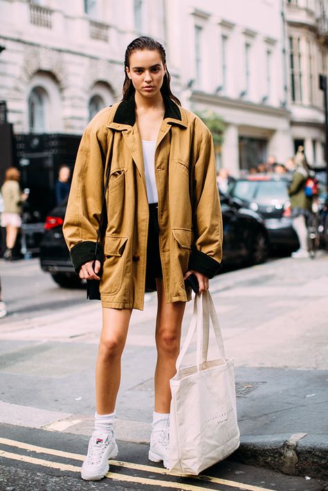 Street Boy Style, Utilitarian Fashion, Travel England, London Fashion Week Street Style, English Fashion, Model Street Style, Older Women Fashion, Trending Fashion Outfits, Spring Street Style