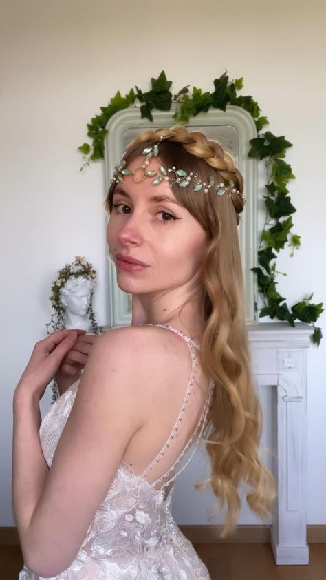 Fairy Hair Jewelry, Diy Fairy Headpiece, Picnic Hairstyles, Fairy Headpiece Diy, Ren Faire Hair, Elf Hairstyles, Fairy Crowns Diy, Fairy Hairstyles, Braid Crown Tutorial