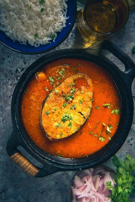 Seafood Board, Indian Chutney, Indian Food Photography, Fish Curry Recipe, Tomato Curry, Bengali Food, Kerala Food, Fish Curry, Chutney Recipes