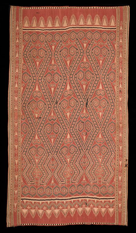 Pua kumbu: ceremonial cloth made by the Iban people of Indonesia, early 20th century. Pua Kumbu Design, Sarawak Pattern, Indonesian Pattern, Pua Kumbu, Indonesian Textiles, Etnic Style, Ancient Asia, Tenun Ikat, Textile Pattern Design