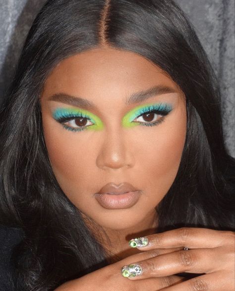 Lizzo Makeup, Curly Hair 2023, Celebrity Make Up, Tina Snow, Simple Eyeshadow, Makeup On Fleek, Face Beat, Glamour Makeup, Make Up Inspo