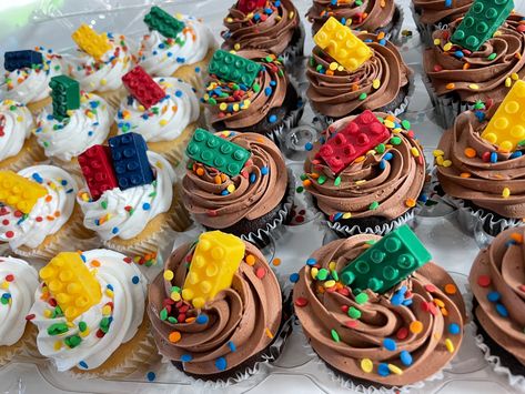 Lego Themed Cupcakes, Lego Cupcake Stand, Lego Cupcake Ideas, Lego Birthday Cupcakes, Lego Cupcakes For Boys, Lego Treats, Lego Party Food, Lego Torte, Lego Cupcakes