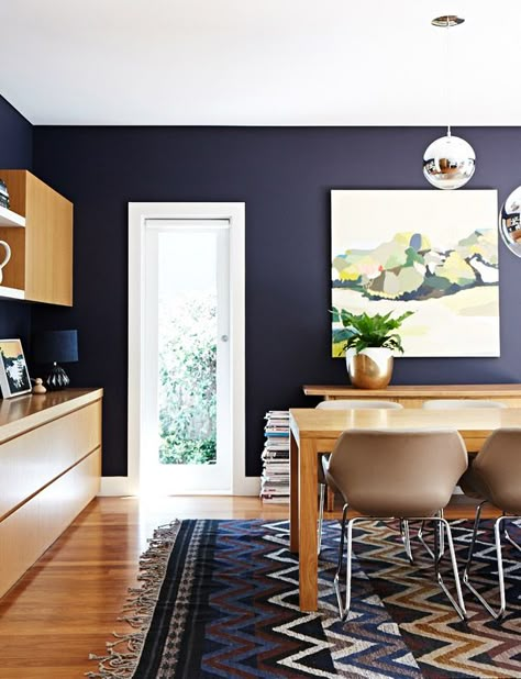 rug and navy walls Blue Dining Room Decor, Dining Room Navy, Dining Room Blue, Dark Walls, Decor Minimalist, The Design Files, Decorate Your Room, Blue Walls, Vintage Modern