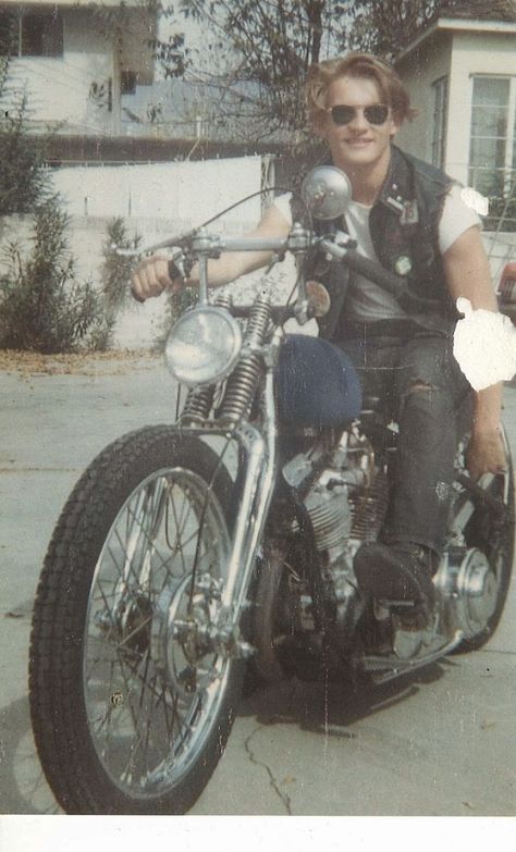 20 Amazing Vintage Photos of Our Dads Being Awesome in the 1970s and 1980s Just Like Your Father, Biker Photos, Old School Vans, Were Back, Biker Aesthetic, Classic Harley Davidson, Biker Lifestyle, Motorcycle Pictures, Vintage Biker