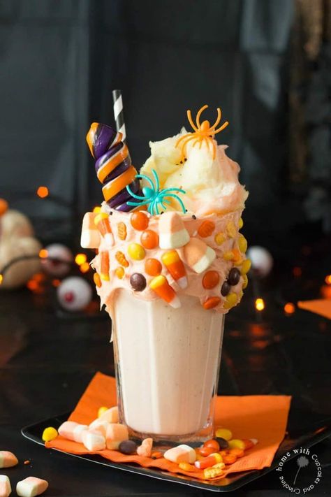 Halloween Freakshakes Halloween Shakes, Halloween Ice Cream, Leftover Halloween Candy, Halloween Things, Halloween Food Treats, Food Play, Halloween Sweets, Halloween 3, Recipe For Success