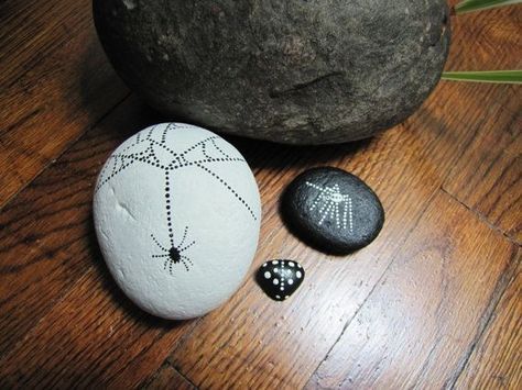 Dot painted spider and spider web painted Rock Halloween Fairy Garden, Art Pierre, Halloween Fairy, Halloween Rocks, Rock And Pebbles, White Rock, Pebble Stone, Paint Rock, Sticks And Stones