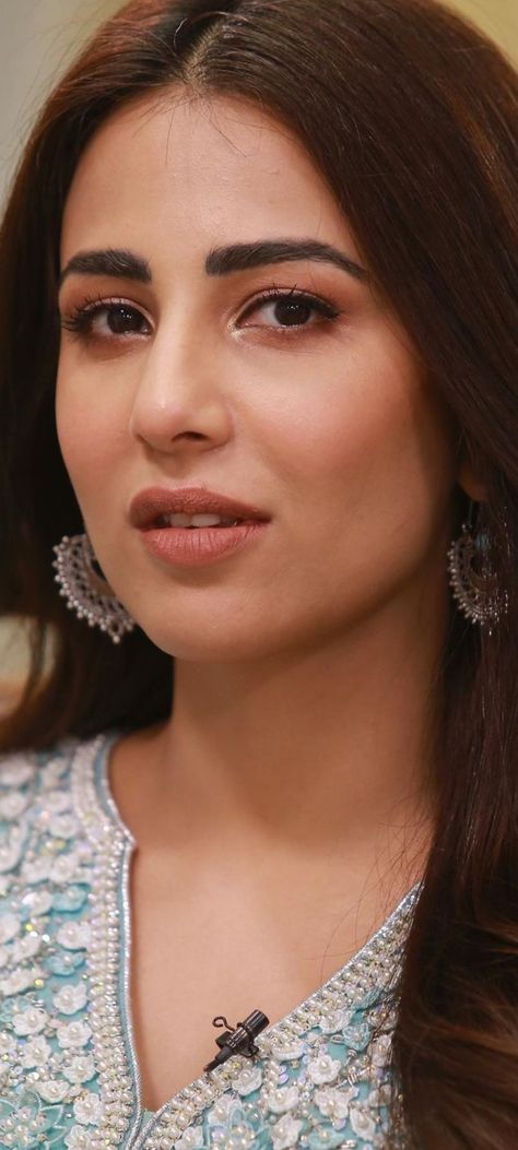 Ushna Shah Pics, Ushna Shah, Sonam Bajwa, Sana Javed, Tv Photo, Pakistani Actors, Wallpaper Nature, Kiara Advani, Pakistani Actress