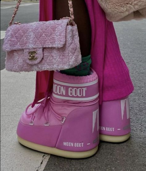 Pink Moon Boots, Moon Boots Outfit, Cute Beach Outfits, Trendy Outfit Inspo, Look Rose, Pink Moon, Moon Boots, Trendy Outfit, Winter Fits