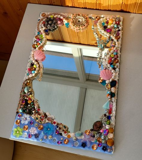 Upcycling Room Decor, Mirror Arts And Crafts, Beach Picture Frames Diy, Embellished Mirrors Diy, Diy Mirror Ideas Projects, Mirror Boarders Diy, What To Do With Old Watches, Upcycle Mirror Ideas, Handmade Mirror Frame Ideas