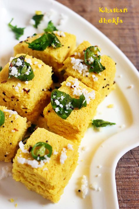 Khaman dhokla, Gujarati Khaman!  Recipe @ http://cookclickndevour.com/khaman-dhokla-recipe-how-to-make  #cookclickndevour #recipeoftheday #vegan #indianfoodrecipes Khaman Recipe, Khaman Dhokla Recipe, Indian Starters, Khaman Dhokla, Best Vegetable Recipes, Desi Khana, Vegetable Casserole Recipes, Dhokla Recipe, Eggless Recipes