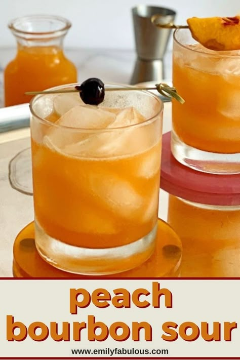 Peach Syrup Recipe, Peach Whiskey Drink, Peach Cocktail Recipe, Bourbon Drinks Recipes, Whiskey Sour Recipe, Peach Whiskey, Cocktail Recipes Whiskey, Peach Drinks, Craft Cocktail Recipe