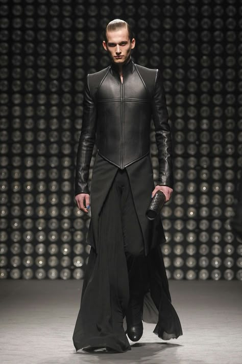 Gareth Pugh Menswear, Sci Fi Outfits, Museum Fashion, Apocalyptic Fashion, Gareth Pugh, Marvelous Designer, Weird Fashion, Futuristic Fashion, Gentleman Style