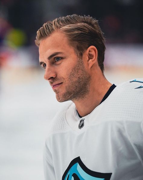 Alex Wennberg, Catherine Cowles, Hockey Pictures, College Hockey, Hot Hockey Players, Playing For Keeps, Hockey Baby, Nhl Players, Field Hockey