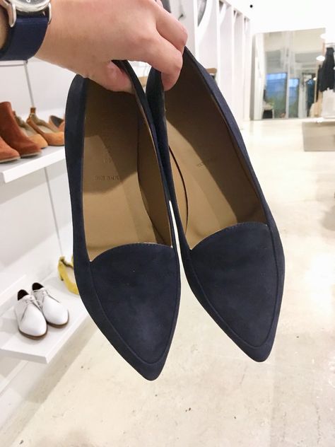 Everlane's Modern Point Flat is a classic loafer, but with the twist of a slim pointy toe. It has a 3/4 inch stacked heel. Sleek and chic, they seem like the perfect pair of flats for an office. Pointed Loafers, Everlane Shoes, Heel Grips, Pointed Flats, Pointy Toe Flats, Street Shoes, Point Shoes, Loafers Style, Pointed Toe Flats