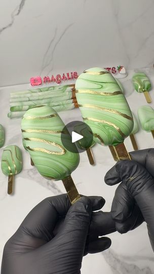 15K views · 2.5K reactions | Marbled Cakesicles 💚😍✨ 
•
•
- Merckens White Chocolate from @bakersbodega 
- Colourmill Green from @bakersbodega 
* use my code “MAGALI” for $$ off* 
•
- Silicone cup, Gold sticks, Brushes linked in my Amazon ✨
(Box is also linked 😏)
- sign from @pyahik 🥰 | Magali 🍓 | KAROL G · Si Antes Te Hubiera Conocido Chocolate Pretzel Rods, Oil Based Food Coloring, Amazon Box, Pretzel Rods, Chocolate Pretzels, Silicone Cups, Super White, Dessert Cupcakes, Base Foods