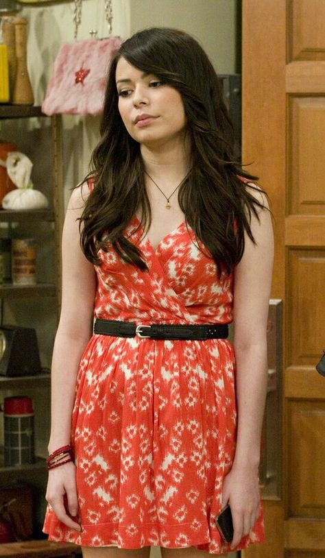 Miranda Cosgrove Nickelodeon Outfits, Icarly Carly, Victorious Tori, Miranda Cosgrove Icarly, Carly Shay, Twilight Dr, Female Movie Stars, Drake And Josh, Kids Tv Shows