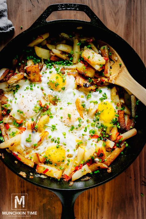 Simply Delicious Potato Hash and Eggs Breakfast Recipe - family's favorite hash brown potato recipe. Munchkin Time, Healthy Fries, Christmas Recipe Ideas, Morning Energy, Recipes With Ingredients, Perfect Healthy Breakfast, Breakfast Bread Recipes, Hash Recipe, Healthy Breakfast Recipe