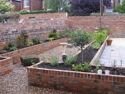 So if you are thinking of having a beautiful garden, then you must think of garden bed and planter ideas. You can easily construct a raised beds garden in your lawn. It will not only look beautiful but also improve your overall landscaping. So if you are convinced and wanted to have one for your garden, then you should follow the below mentioned steps. Red Brick Courtyard, Red Brick Landscaping, Red Brick Planter, Brick Planter Ideas, Red Brick Patio Ideas, Red Brick Garden, Brick Planters, Brick Raised Beds, Brick Wall Gardens