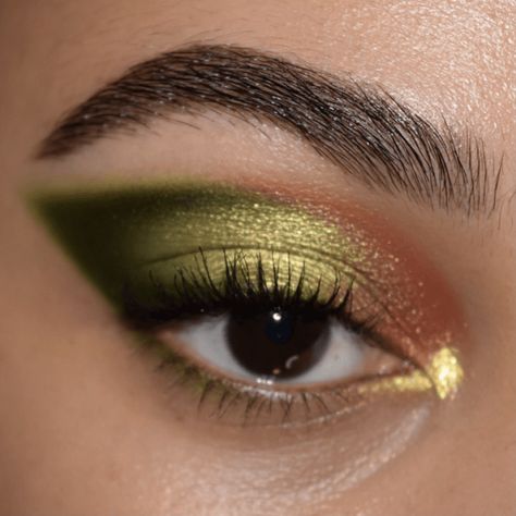 Trending Makeup, Makeup And Skincare Products, Makeup News, Green Makeup, Eye Makeup Designs, Makeup And Skincare, Edgy Makeup, Makeup Eye Looks, Creative Eye Makeup